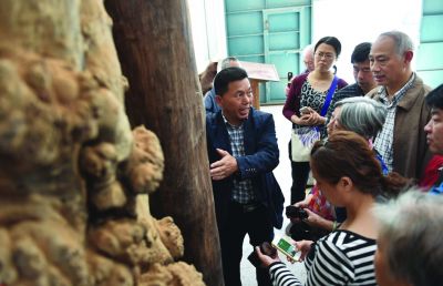 工作人员向市民解答疑问。