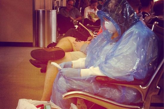 美国女子为防埃博拉穿自制全身防护服乘飞机(图)