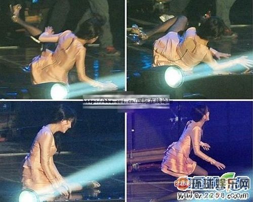 谢霆锋晒11年破洞牛仔露屁股 明星摔跤尴尬走