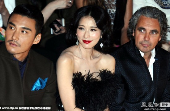 林志玲妩媚妖娆露玉背 与外籍男热聊[高清大图