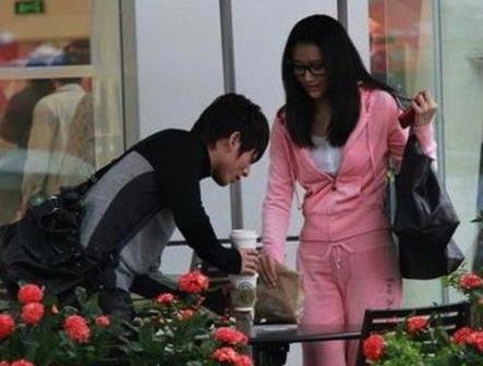 韩寒再曝出轨网友心疼小野 赵卓娜pk韩寒正妻