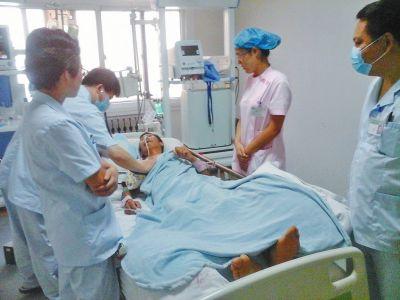 医生正在检查被砸断20根肋骨的患者