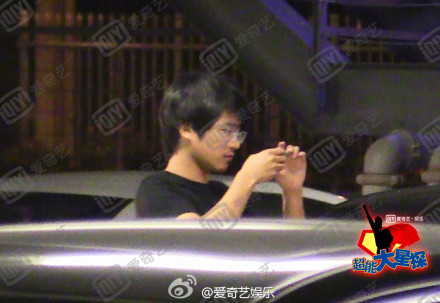 【组图】韩寒再曝出轨情人赵卓娜幽会遭拍 赵卓娜pk正