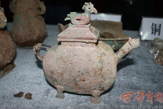 出土的青铜器造型精美 本组图片由华商报记者 周金柱 摄
