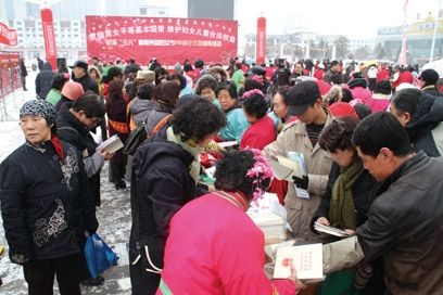 一元任摸失足妇女图片_妇女人均一元经费政策(3)