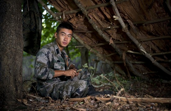 中美澳士兵野外生存训练太幸福 钓鱼烧烤各种