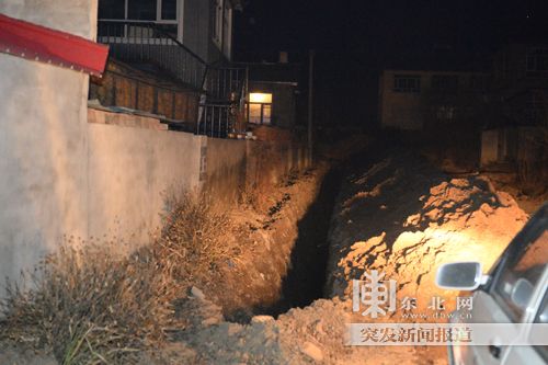 一个镇多少人口_仓库坍塌居民用手刨出5个人 事发阿