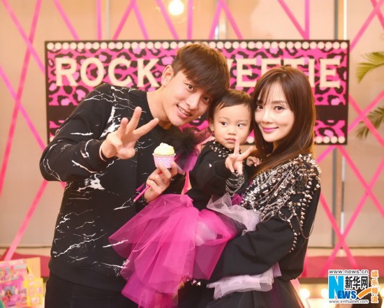 小甜馨2岁生日变摇滚公主 霸气献吻李小璐贾乃