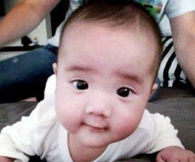 梁静茹晒儿子看书萌照 孩子如何越长越好看