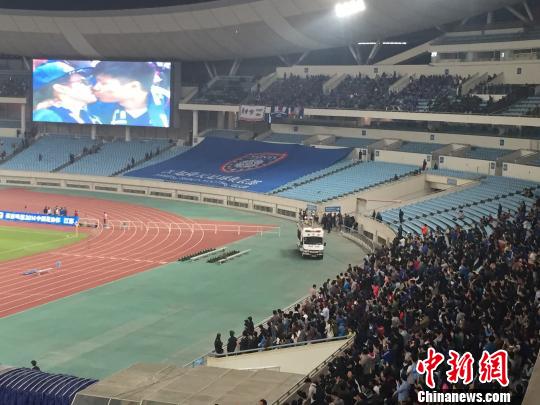 男球迷足协杯上求婚 直播视频见证情侣激吻