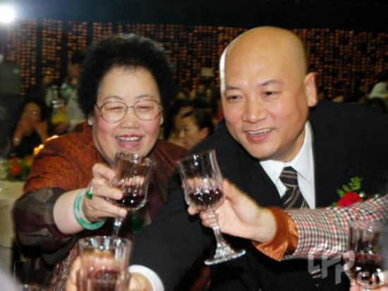 董事长陈丽华_陈丽华年轻照片