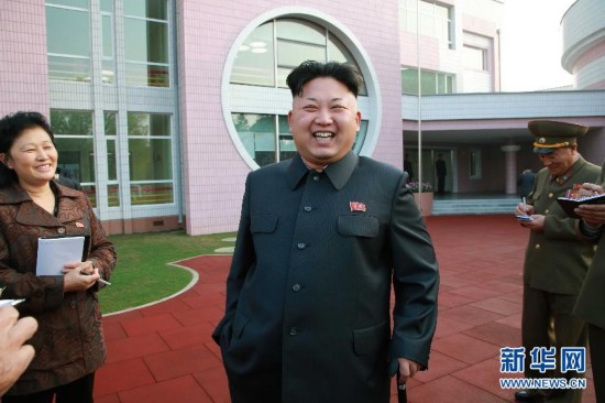 金正恩拄拐视察平壤孤儿院和幼儿园 笑口常开