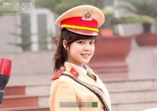 越南女兵艺术照走红 宅男:这样怎么打仗?(组图