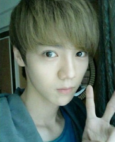 90后小鲜肉鹿晗解约SM娱乐 呆萌酷拽自拍停不