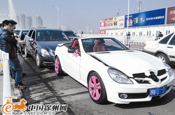 徐州一豪华结婚车队连环撞 奔驰车被撞瘪