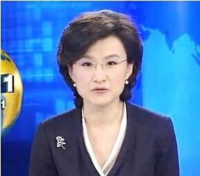 央视女主播悄然变装 董倩戴耳环 深V 出镜