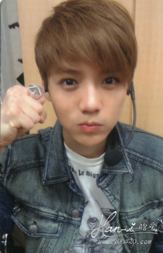 90后小鲜肉鹿晗解约SM娱乐 呆萌酷拽自拍停不