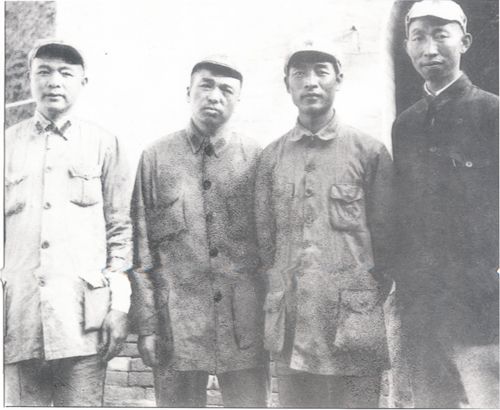 彭德怀、徐海东、彭雪枫和郭述申于1937年在陕北合影