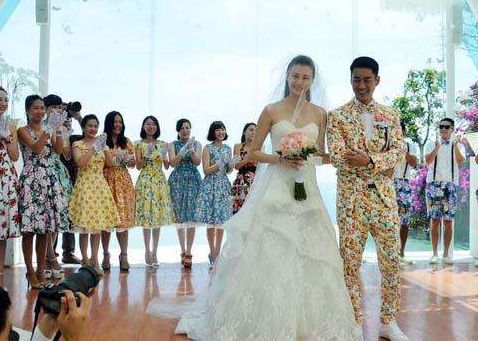 翻版李小龙陈国坤大婚 陈国坤李小龙对比照曝