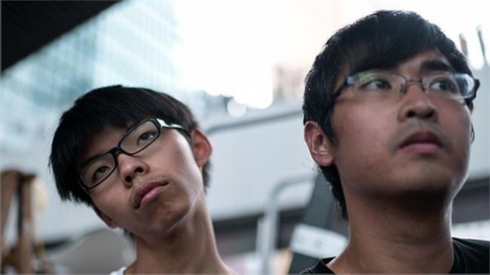 16名 占中 策划者被赠iPhone6 准备 钢鞋 踢警察