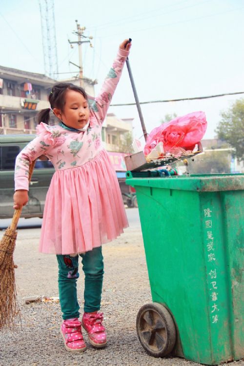 5岁留守女童当街头环卫工 帮奶奶打扫卫生