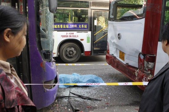安大庆路潘家村公交站,追尾事故造成一名男子不幸身亡,令人唏嘘.高清图片