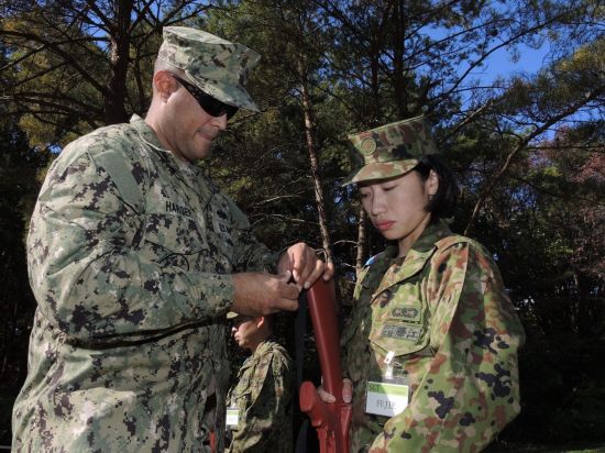 组图：美国大兵悉心传授日本女兵枪法