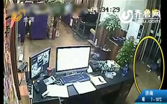 女子深夜扮女鬼爬行盗窃 店主看监控被吓坏(图)