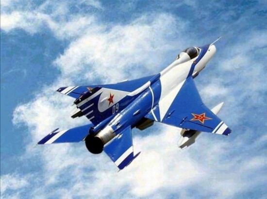 中国歼-7退役前往各博物馆 穿过闹市吸引眼球