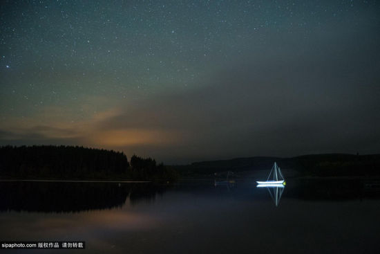  ����ʱ��2014��10�£�Ӣ������Ӱʦ��ӰʦAndrew Whyte��ͷ�µ�Ӣ��ҹ����ͼΪ�賿һ���ӵ�ŵɭ�������ҹ�԰������ˮ�⡣