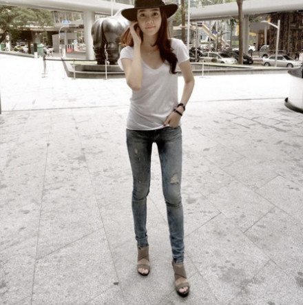 佩岑私照曝光 细腰长腿好养眼(组图)--人民网·