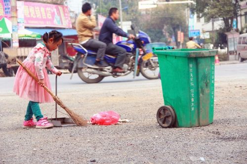 5岁留守女童当街头环卫工 帮奶奶打扫卫生(图