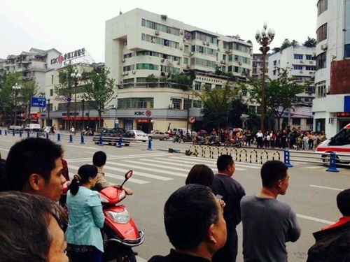 内江小伙闹市飙赛摩 撞隔离栏人车飞出20余米