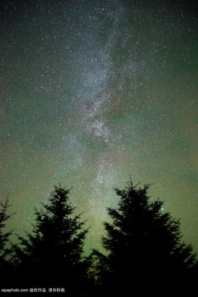 ����ʱ��2014��10�£�Ӣ������Ӱʦ��ӰʦAndrew Whyte��ͷ�µ�Ӣ��ҹ����ͼΪŵɭ�������ҹ�԰�Ͽյľ������ӡ�