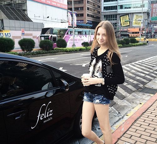 地铁歪头美女走红 网友大赞:美若天仙