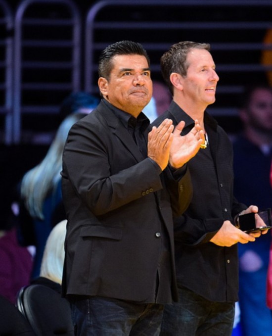 名流云集!马云李连杰观战湖人 赵薇一家现身