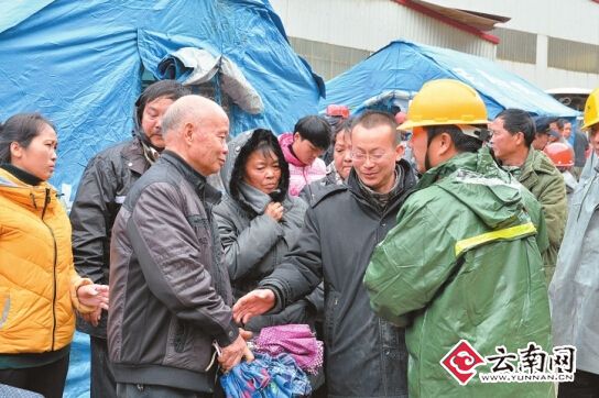 昆明东川山体滑坡：50万立方泥石又滑下 被埋9人仍未找到