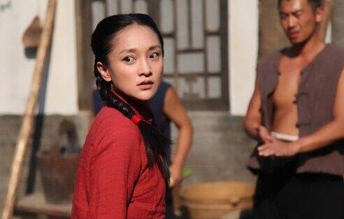 《红高粱》野战戏新旧版比拼 周迅狂野完胜巩