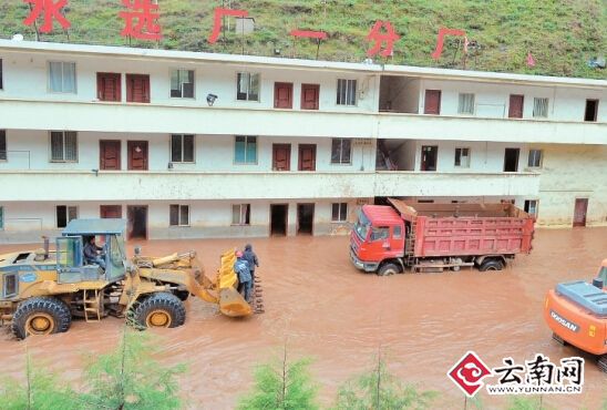 昆明东川山体滑坡：50万立方泥石又滑下 被埋9人仍未找到