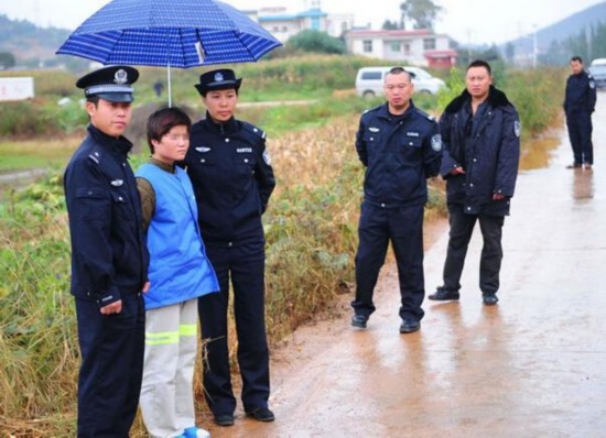 云南14岁少女杀人抛尸 警察押送指认现场（组图）