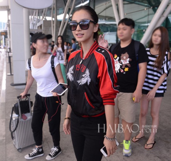 baby)最新街拍合辑【图】 8月13日,杨颖(angelababy)现身上海虹桥机场