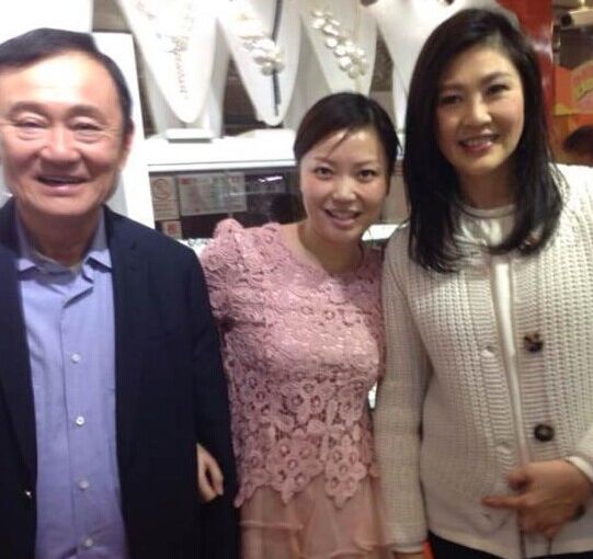 泰国前总理英拉逛秀水街买珠宝 店主给折扣