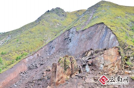 昆明东川山体滑坡：50万立方泥石又滑下 被埋9人仍未找到