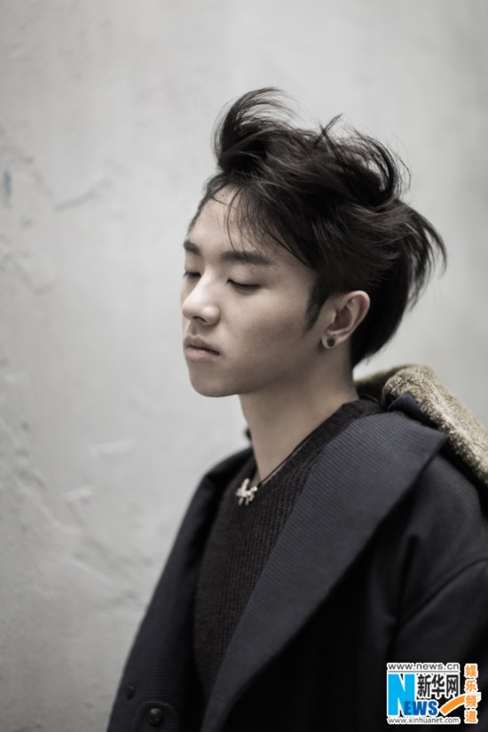 华晨宇杂志写真大图曝光 随性俏皮活力十足【