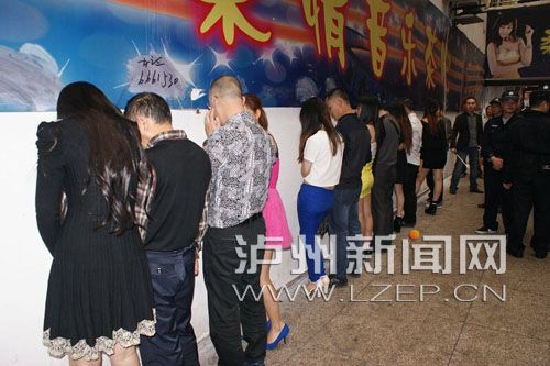 佳乐广场酒吧一条街进行了地毯式集中清查. 记者今日从泸高清图片