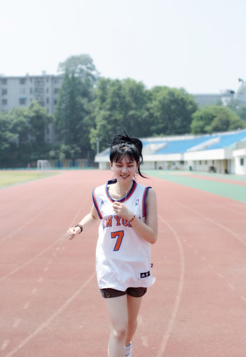 揭《跑男》武大女神黄灿灿与男友激吻 女神心