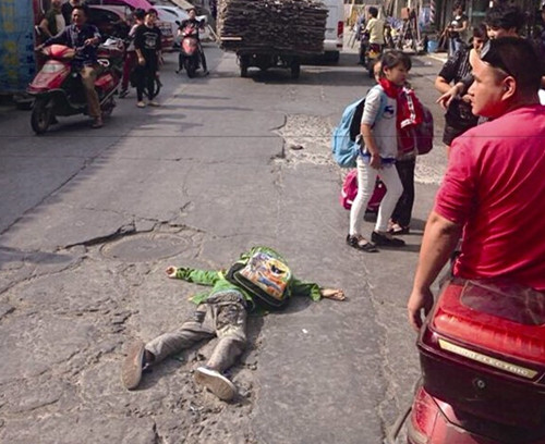 市上望街道望盛北路发生一起车祸:一男孩遭客车碾轧,经抢救无效死亡