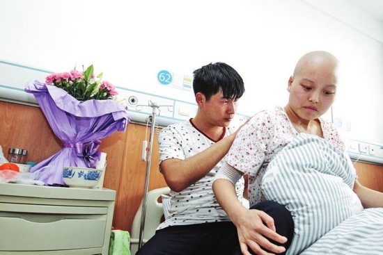 女友患癌症晚期山东小伙辞职陪伴