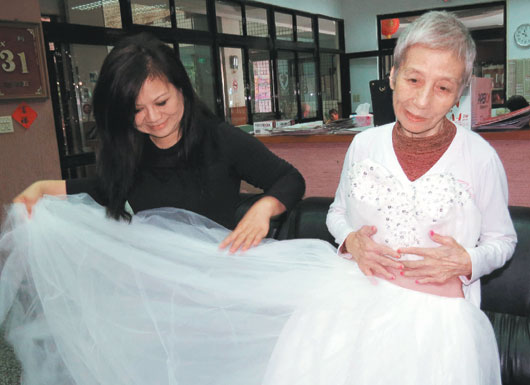 给死人穿婚纱