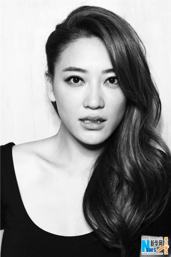 应采儿黑白大片性感诱惑 百变表情魅力十足应采儿